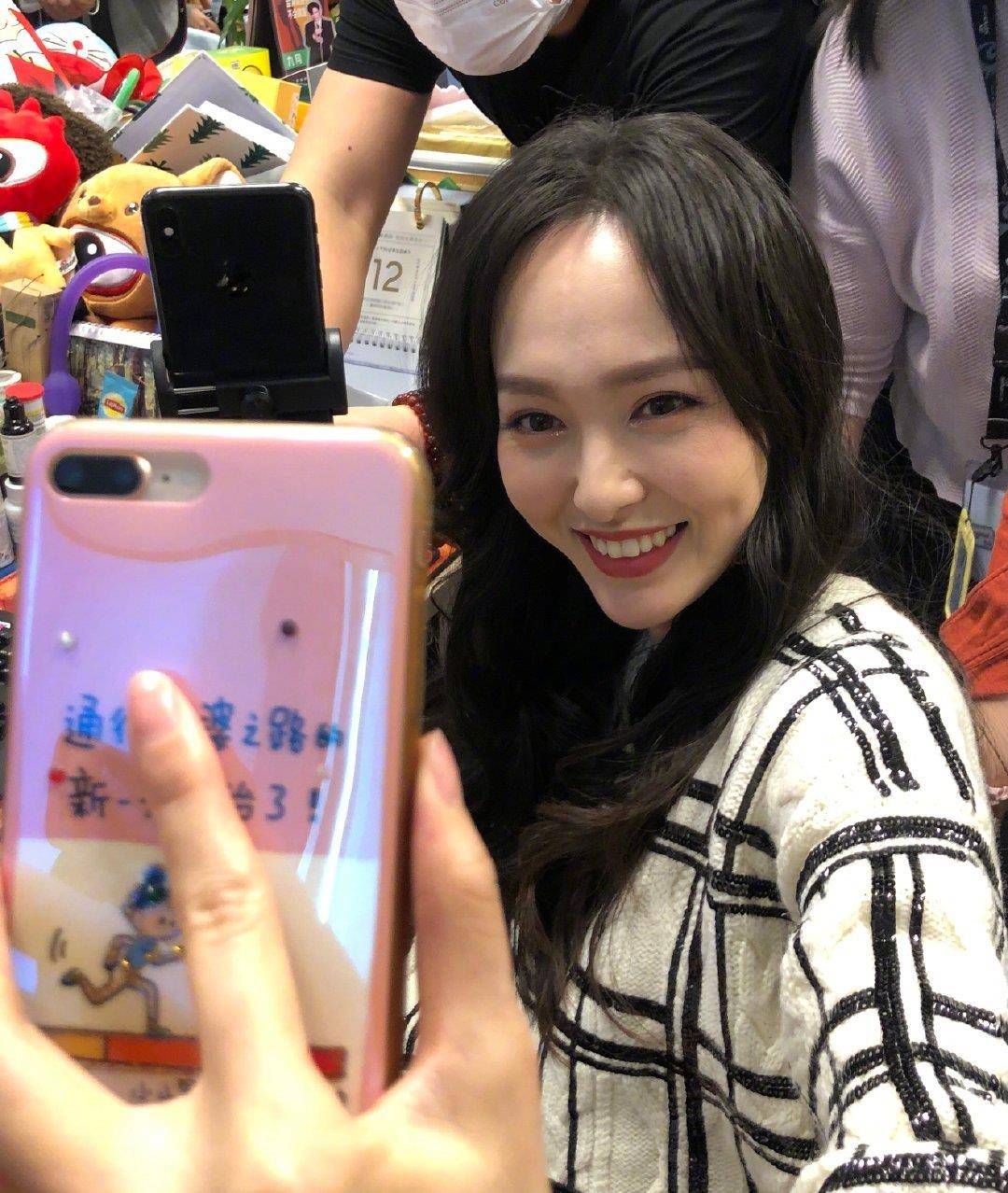 纸片人|37岁唐嫣生图曝光,产后依旧是纸片人身材,大腿似男生拳头粗