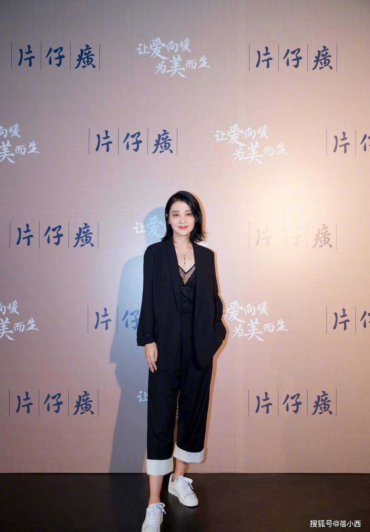 设计|梅婷脱离微胖圈后真会穿，无袖皮裙领口“开条缝”，高级感无敌了