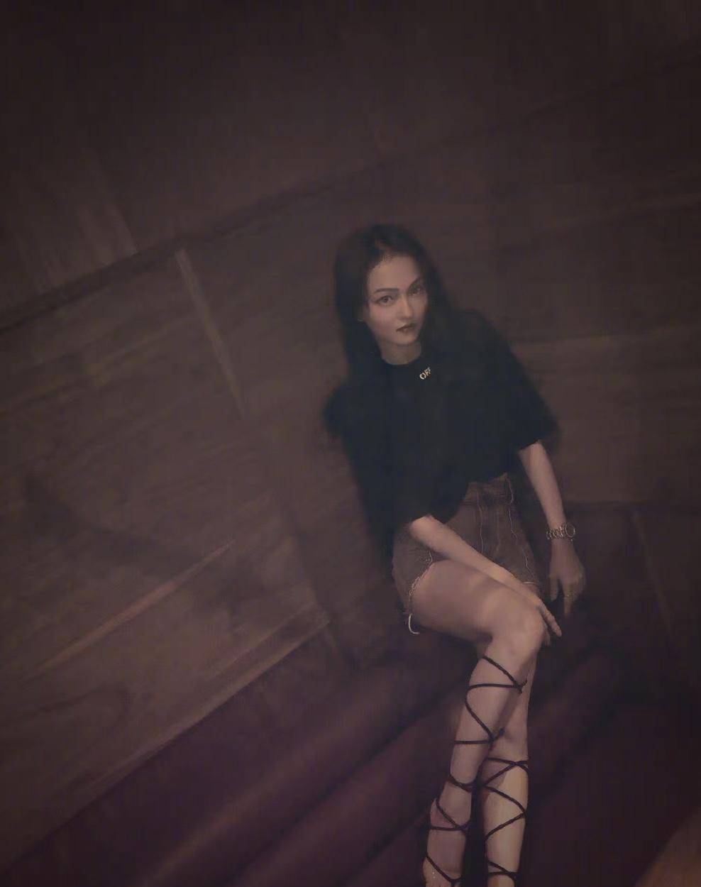 身材|张韶涵最新写真曝光，全身黑色配双绑带凉鞋，一般人驾驭不了