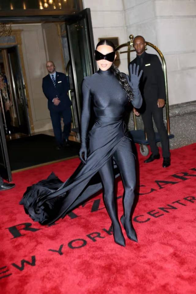 黑色|金卡戴珊终于舍得拿下头套！戴墨镜穿紧身衣cos猫女秀翘臀，超性感