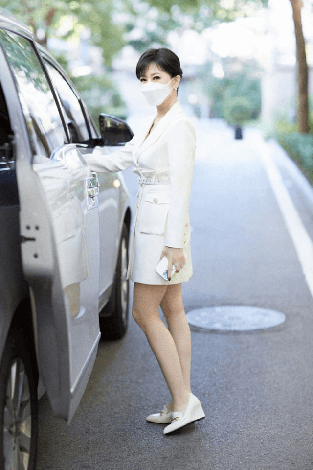 显得|赵雅芝比年轻人还敢穿，66岁还能驾驭皮裤，看来真“不服老”