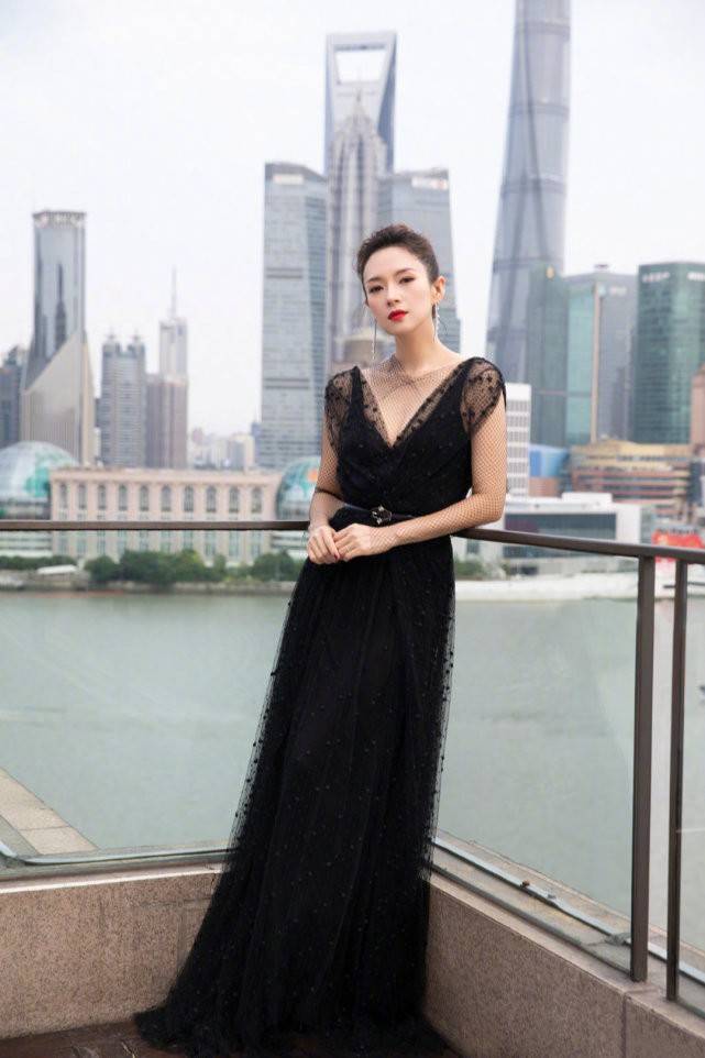 周冬雨|章子怡带谋女郎们集体亮相!周冬雨又穿错衣大翻车,刘浩存最惊艳