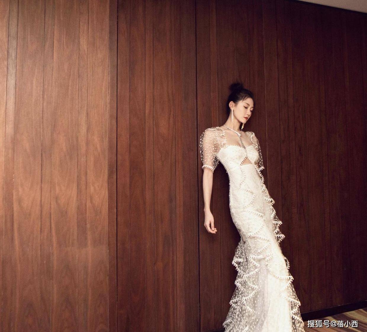 身材|怪不得郑恺会选苗苗当老婆，穿亮片连衣裙高级优雅，我给100个赞