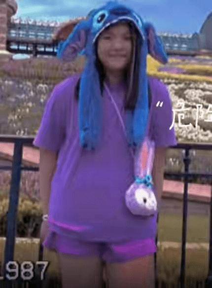 显得|李湘还在营销贵妇人设，p的没半点皱纹，女儿反而打扮的土了