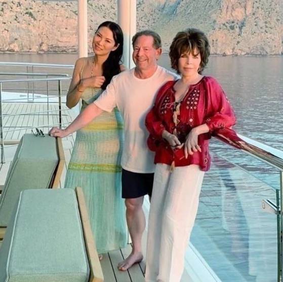 漂亮|邓文迪自信又真实，布满皱纹的脸不打针不修饰，52岁还这么漂亮！