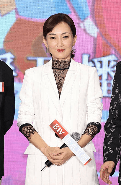 设计|48岁牛莉状态佳，生图也很抗打，西装配透视蕾丝穿出成熟妩媚感