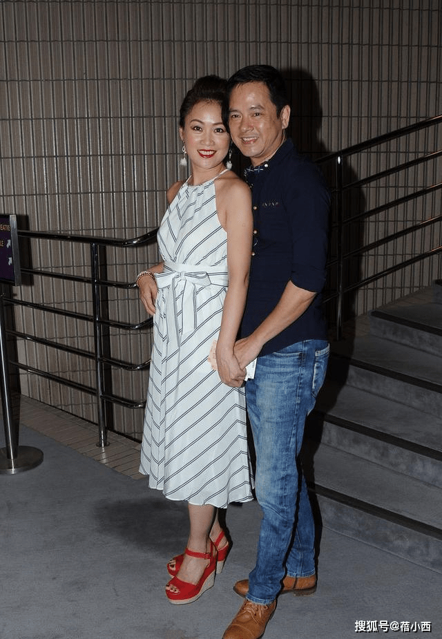 黑色|“梁小冰”哪像69年的人？穿挂脖条纹连衣裙，原装五官气质太高级