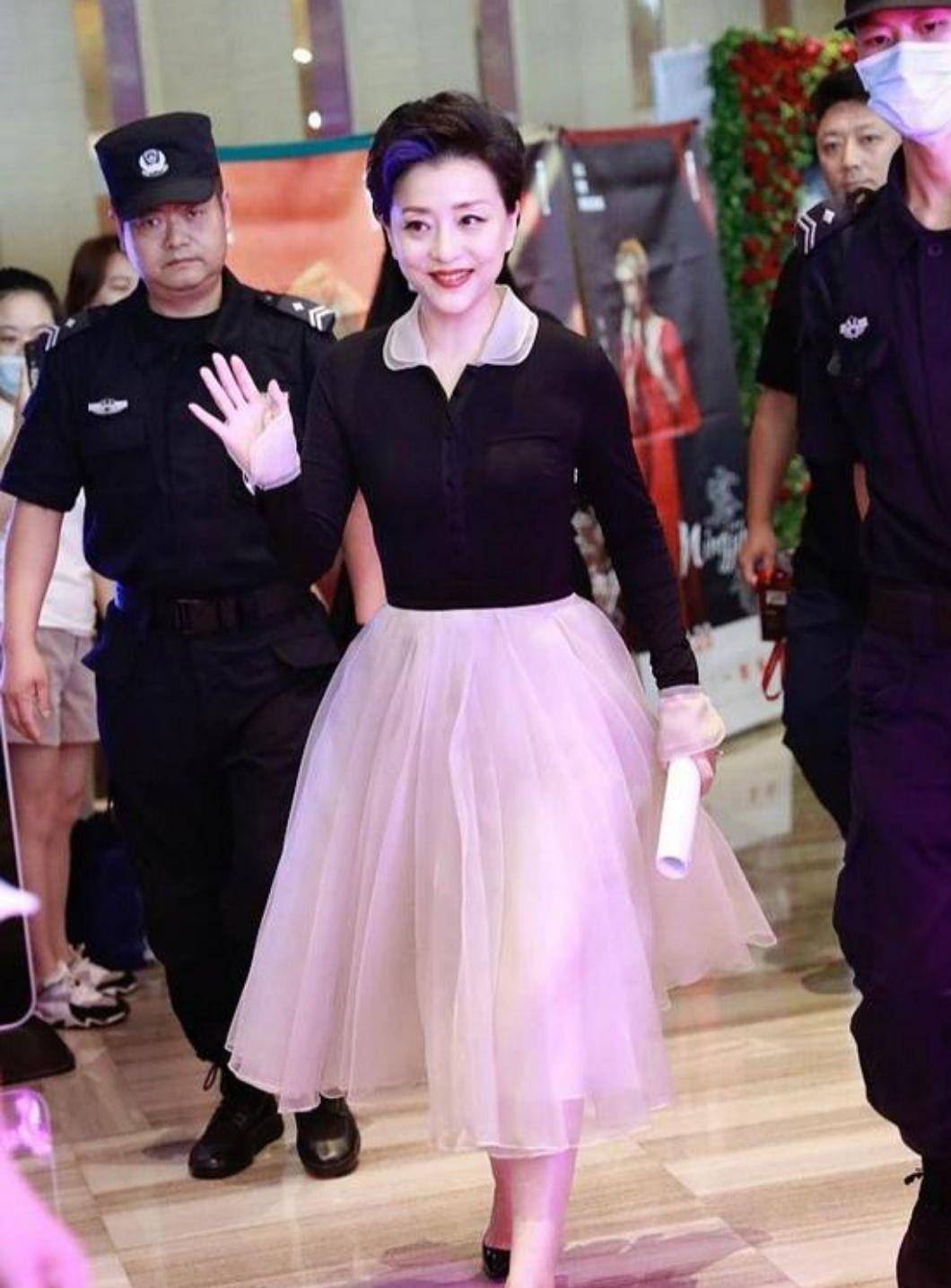 面料|杨澜越老越有气质,穿粉色蓬蓬裙亮相,仍有少女的时尚魅力