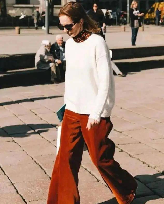 宣萱|50岁宣萱越老越美,穿浅粉针织衫配白色阔腿裤亮相,优雅又减龄