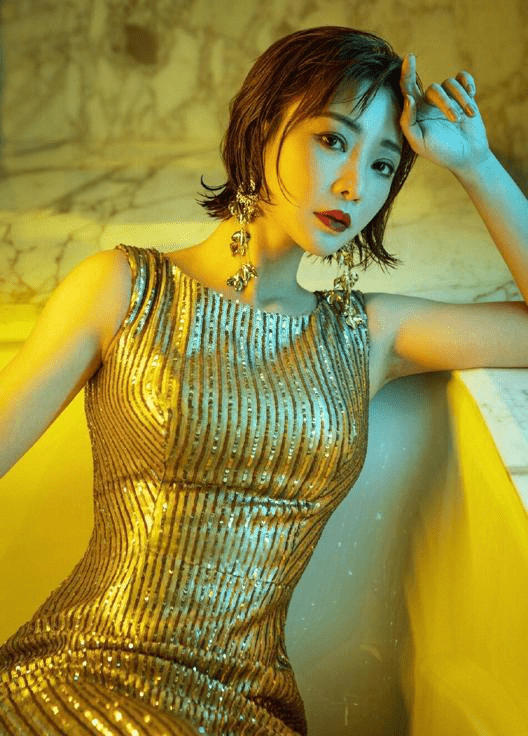 身材|柳岩穿“塑胶裙”好看，这么勒的裙子也能硬塞进去，肉都溢出来了