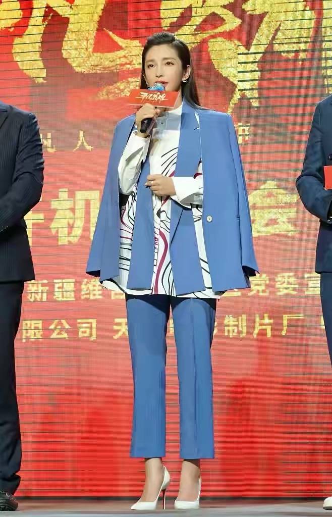 身材|李冰冰现身活动的合影，修图后老得不真实，脸僵硬一点不自然！
