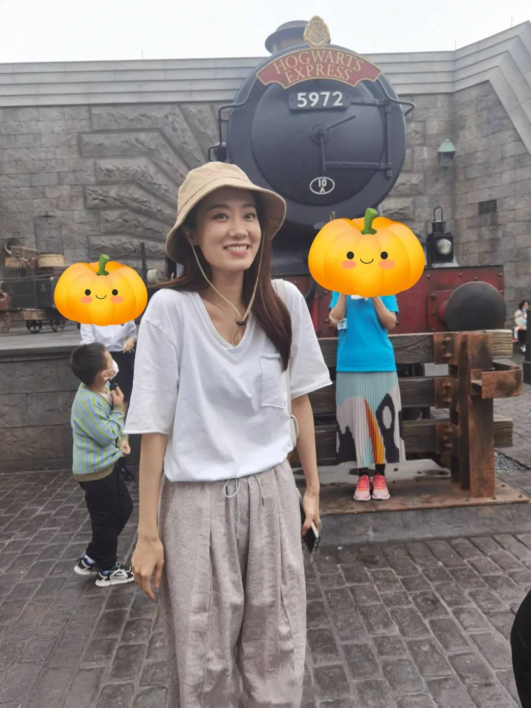 贾玲游|张小斐和贾玲游环球影城,姐妹俩都瘦了,小斐穿白T恤都快撑不起