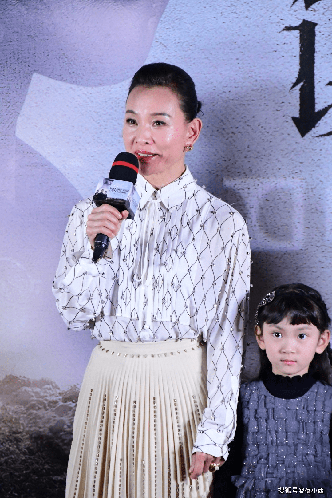 身材|陈冲不走寻常路，壮硕身材穿紧身蕾丝裙气质惊艳，年过半百依旧美