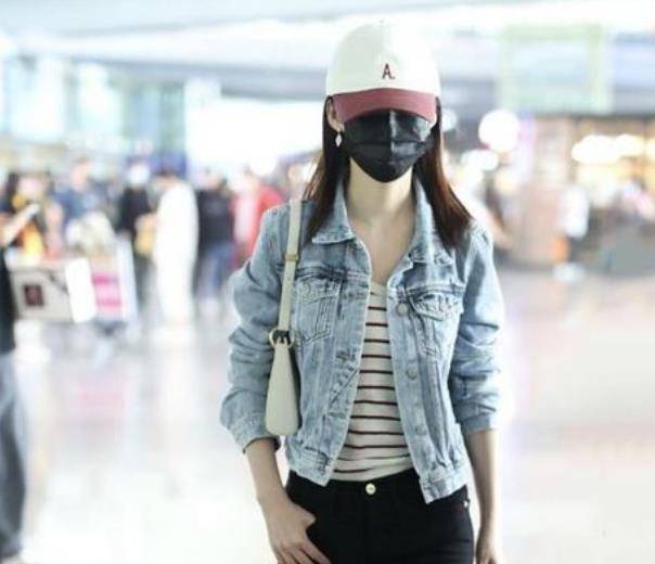 的比例|李沁也挺会搭配的，牛仔短外套配紧身裤显腿长，可惜暴露胯宽