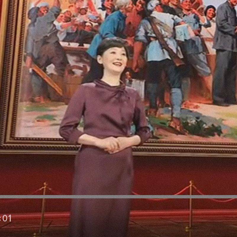 显得|徐帆穿红裙跑宣传，却只敢踩双平底鞋，脸是老了身材竟比女儿好！