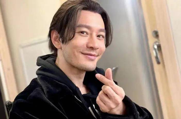 传闻|力破婚变传闻？baby与黄晓明同穿情侣装，隔空撒糖秀恩爱！