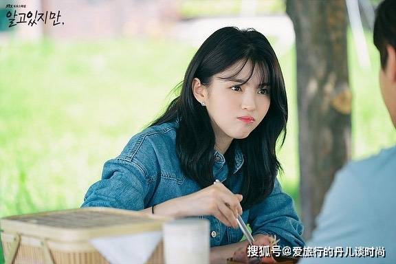 颜色|跟着韩剧《无法抗拒的他》学穿搭，韩素希的时尚减龄穿搭大合集