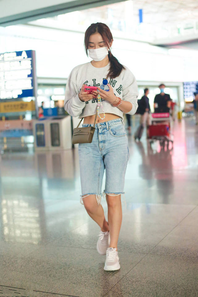 身材|袁姗姗身穿长袖露脐装，下搭牛仔短裤，身材好就该这么穿！