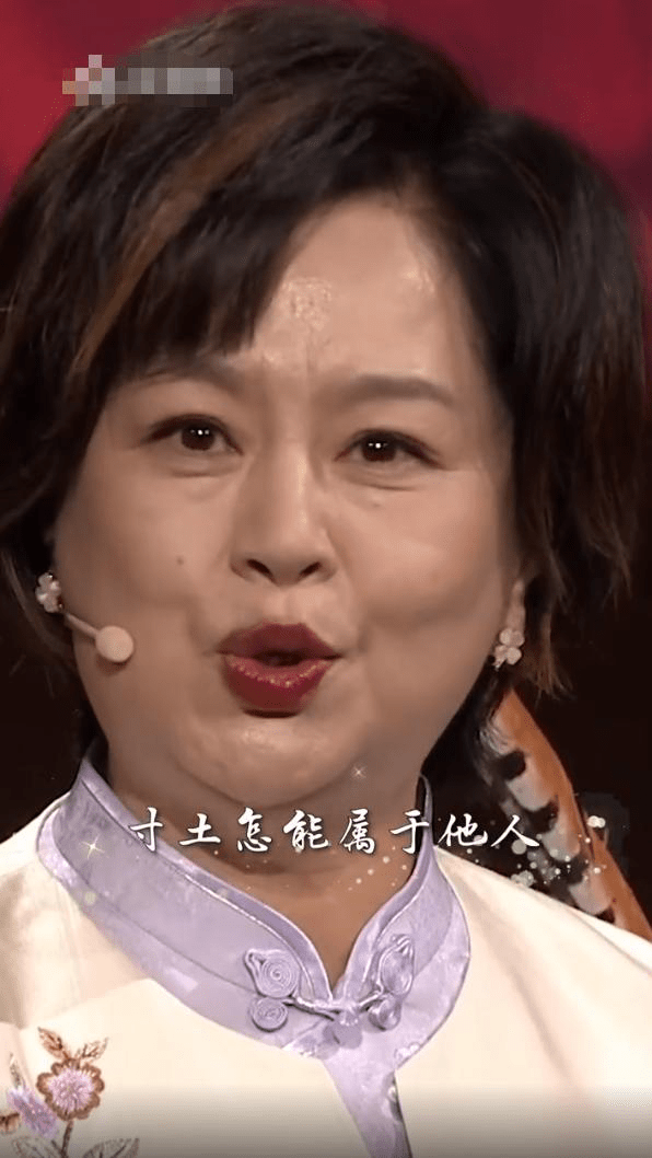 颜色|鞠萍出镜都大大方方，没有修图显瘦也不美颜，穿中式旗袍很优雅！