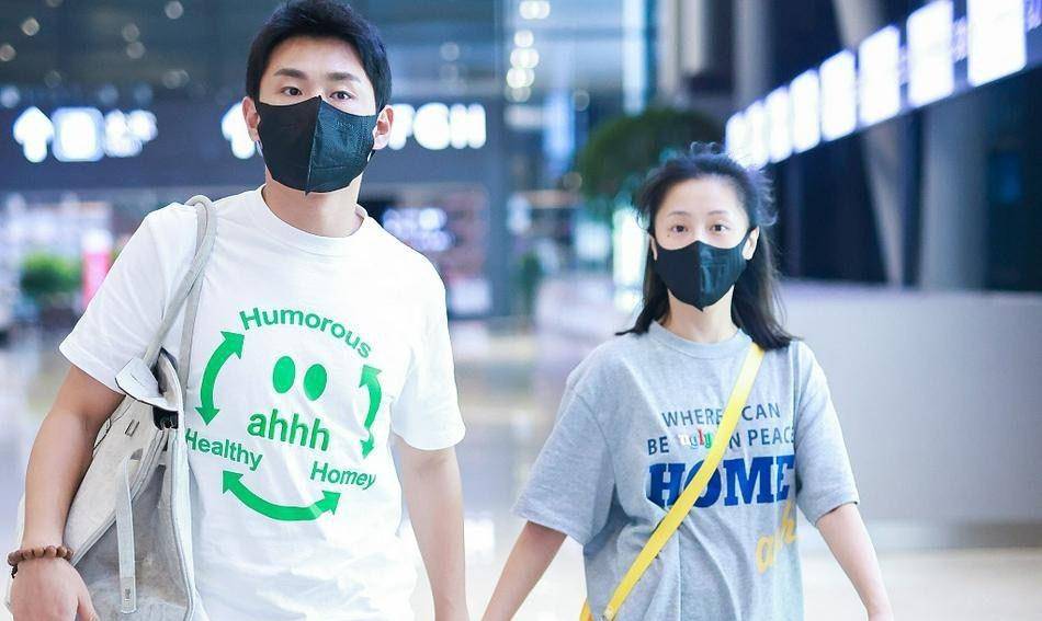 王彦霖|王彦霖夫妇婚后机场首秀，穿T恤全程牵手好含羞，却被调侃像父女