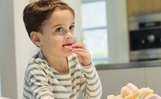 补充|从小克制着不吃零食的孩子，将来很难摆脱3种结局，家长别不知道