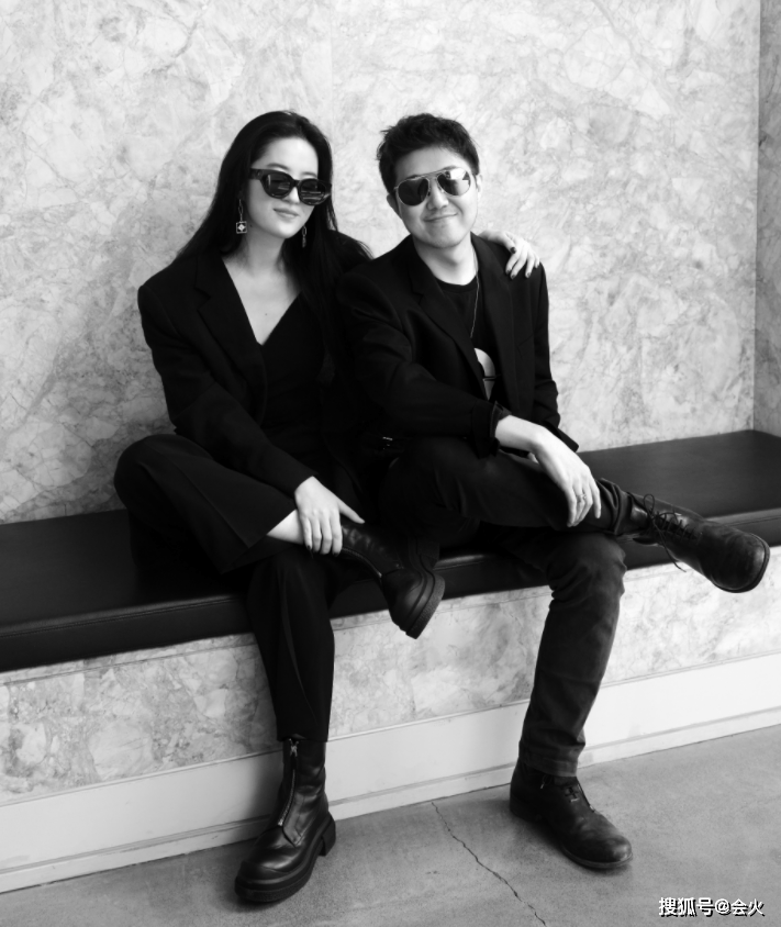 皮短裤|刘亦菲骑摩托车拍广告！罕见穿皮短裤炫长腿，小腿太瘦靴子皱巴巴