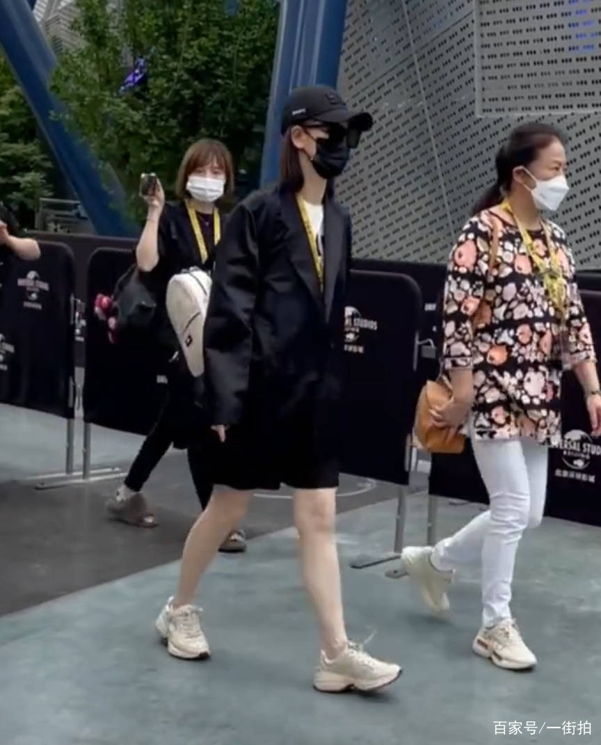戚薇|网友偶遇戚薇一家，lucky穿纱裙变公主，戚薇大白腿比纸还白！