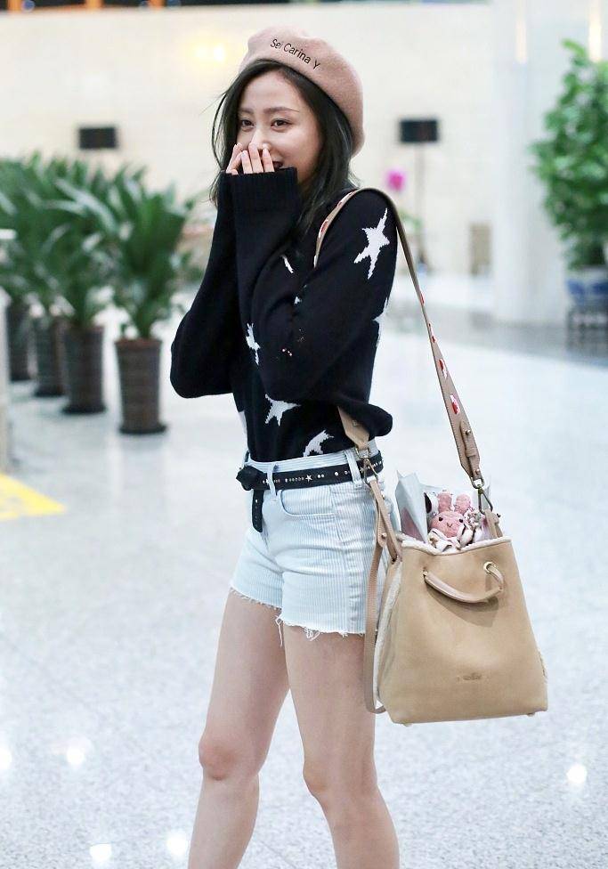 张天|张天爱要不要这么可爱，戴个贝雷帽美回18岁，却被大长腿抢镜