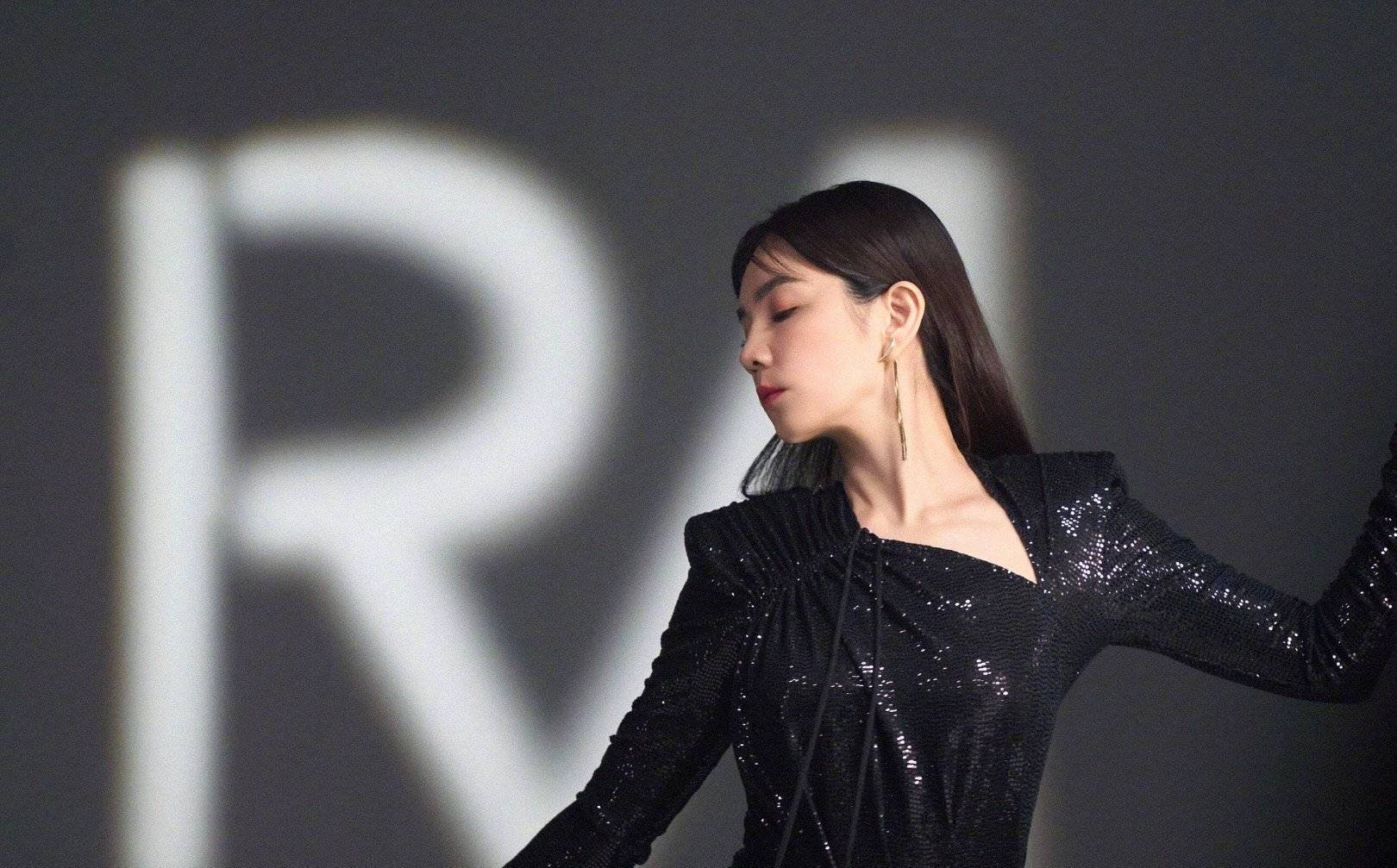 嘉桦ella黑衣长发新造型 尽显知性成熟女人魅力