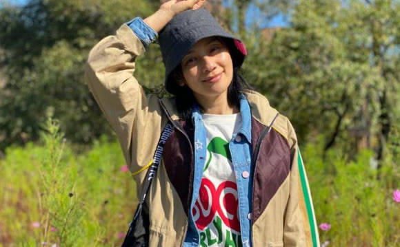 整体|胡可一家四口走机场,穿小黑裤暴露“阿姨肚”,两儿子穿得还挺潮