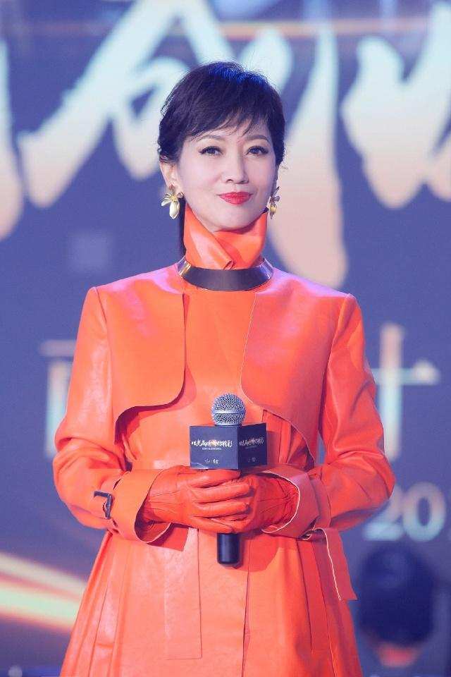 气色|赵雅芝穿橙色大衣还扎马尾辫，少女感十足！