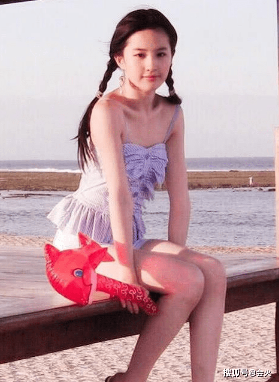 皮短裤|刘亦菲骑摩托车拍广告！罕见穿皮短裤炫长腿，小腿太瘦靴子皱巴巴