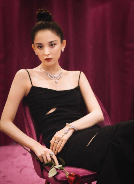 设计|有种“无人敢追”叫娜扎，同框赢了热巴杨幂，凹凸身材不输卡戴珊