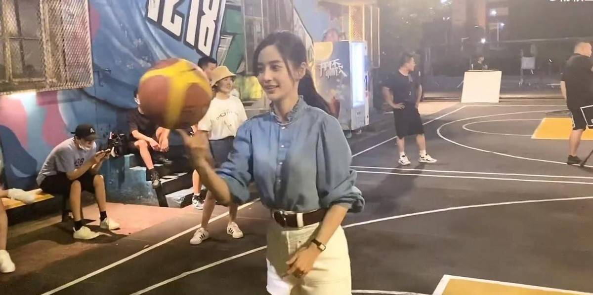 一身|Angelababy：穿衬衫配短裤深夜打篮球真有型，巧塞衣凸显好身体！