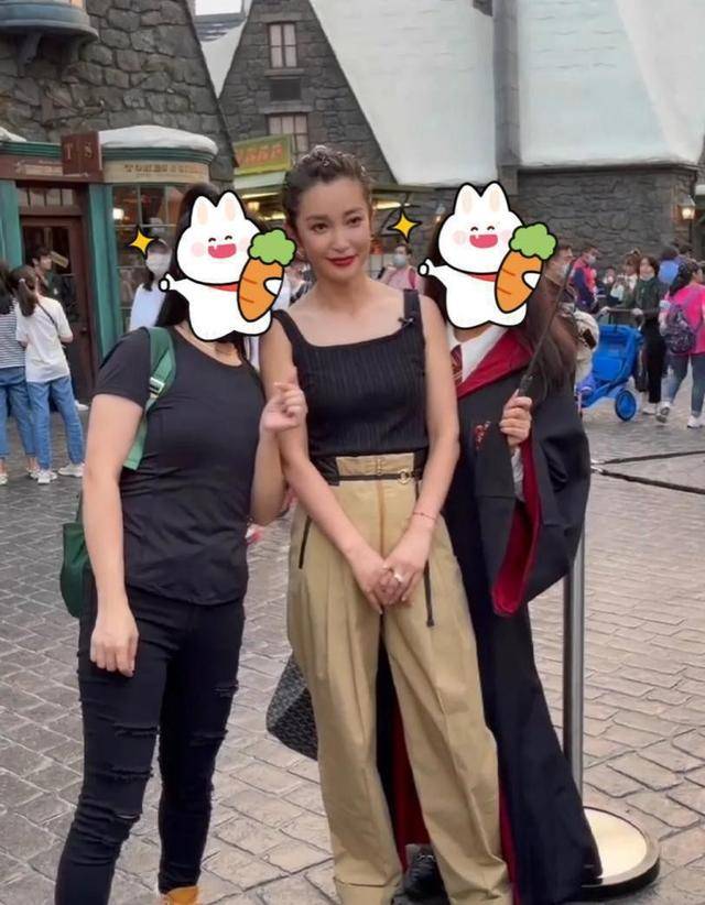 黑色|李冰冰打卡环球影城被偶遇，“生图照”状态超赞，满头脏辫太酷飒