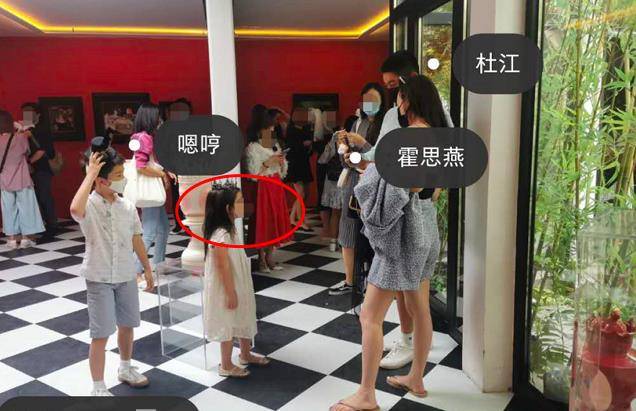 网友|杜江二胎女儿疑曝光，身高快赶上霍思燕肩膀，曾屡次被拍从未公开