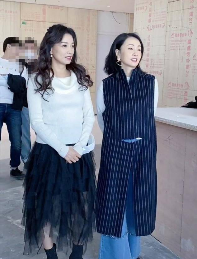 头发|张庭直播意外曝光真实脸，法令纹深重发腮明显，是老阿姨！
