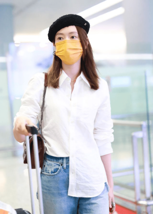 整体|童瑶的时尚真难懂,穿皱巴巴白衬衫配“猪蹄鞋”,好在气质撑得住