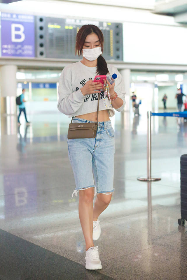 身材|袁姗姗身穿长袖露脐装，下搭牛仔短裤，身材好就该这么穿！