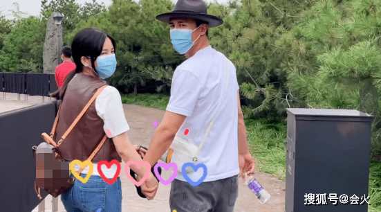 杜淳带娇妻去游乐园被拍 十指紧扣大秀恩爱 王灿嘟嘴偷亲好甜蜜 网友