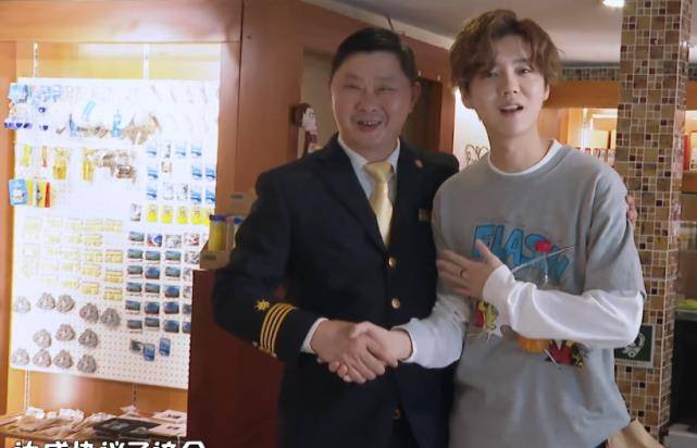 因为|关晓彤为了让鹿晗放心，特意戴上男友送的廉价饰品，秀恩爱太特别