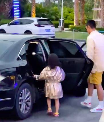 网友|杜江二胎女儿疑曝光，身高快赶上霍思燕肩膀，曾屡次被拍从未公开