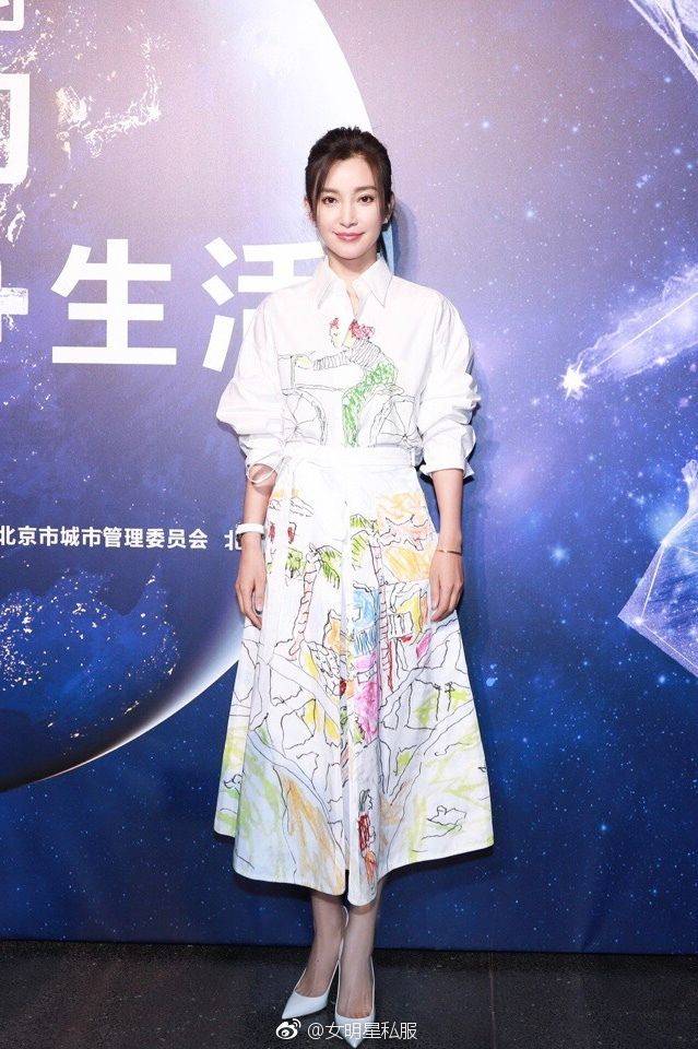 身材|李冰冰现身活动的合影，修图后老得不真实，脸僵硬一点不自然！