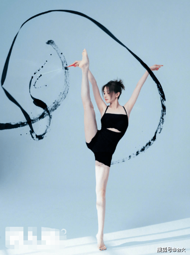 双手|陈小纭性感造型曝光，穿开叉裙倒立秀长腿，展示一字马身体超柔软