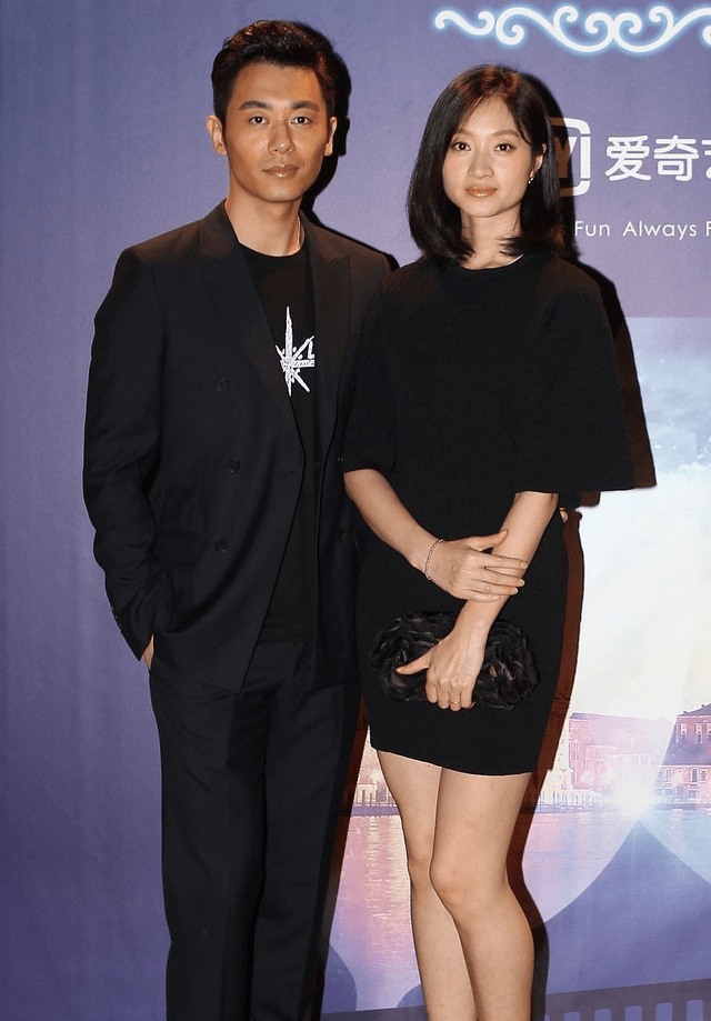 黑色|朱亚文夫妇越看越登对，俩人黑色装扮默契十足，沈佳妮淡妆仍惊艳