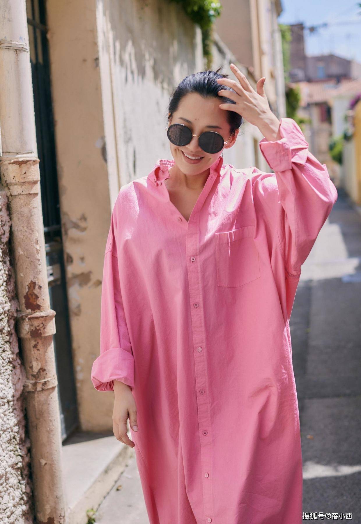 亮点|许晴完全没有中年人的影子，年过半百穿白T恤配背带裤，像个少女