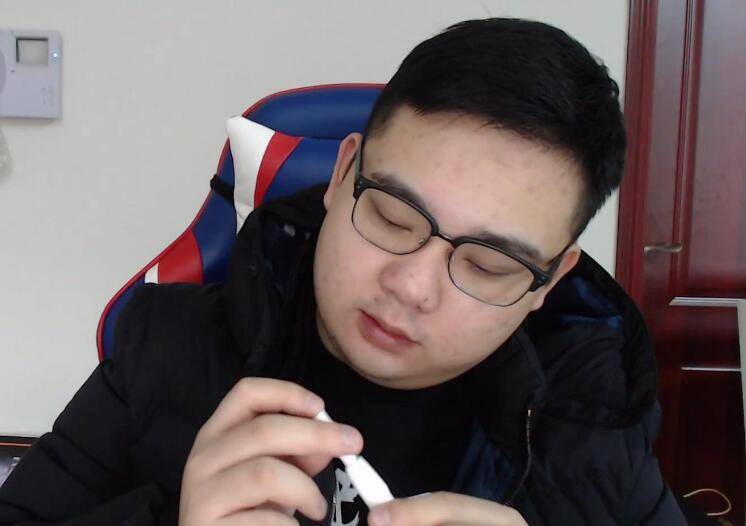 挣钱嘛,不寒掺!虎牙主播为了200块礼物竟然粪坑跳水 水友看吐了