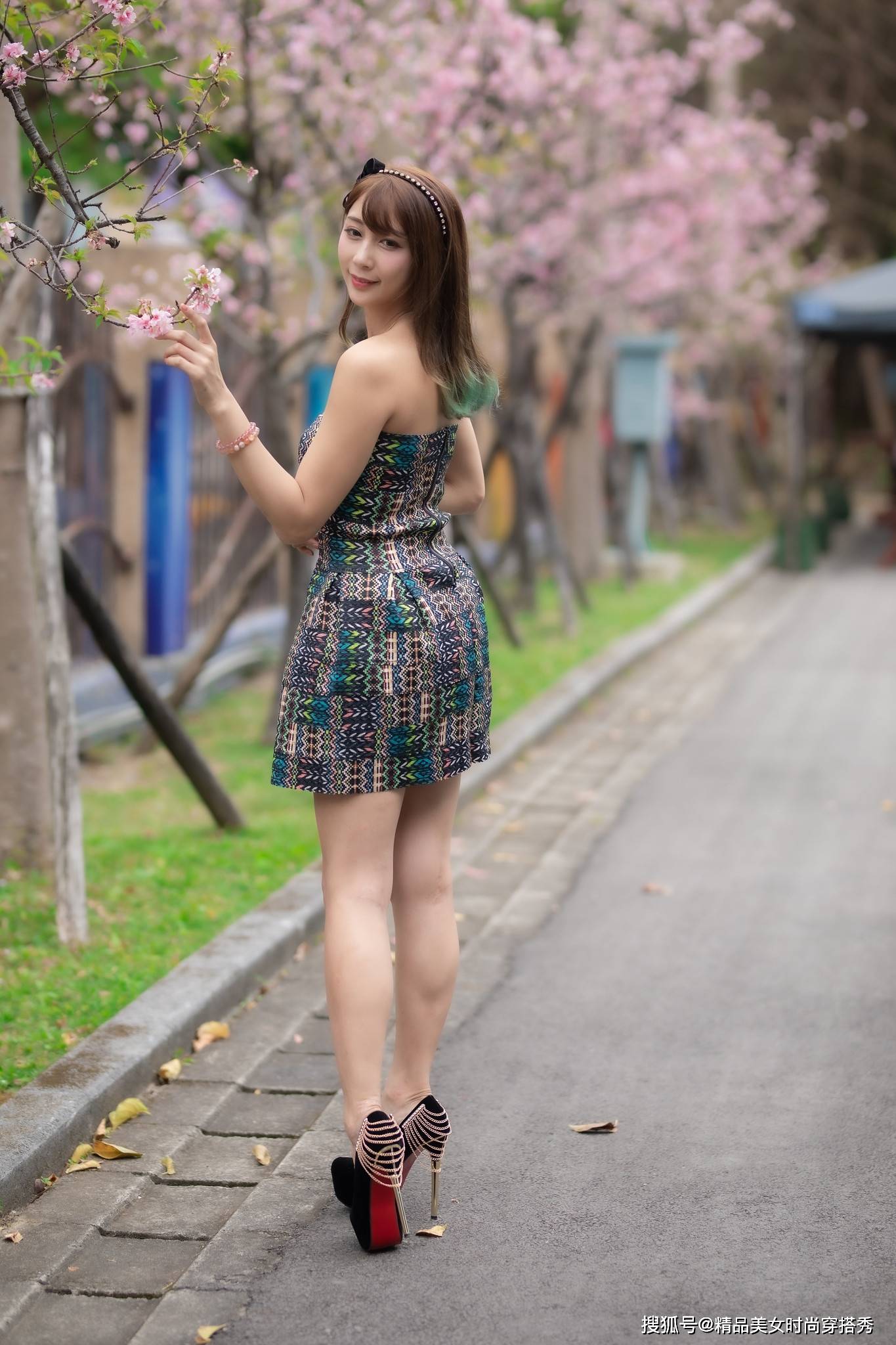 个性|时尚又具有复古美的抹胸连衣裙,搭配一双细跟高跟鞋,吸睛时尚