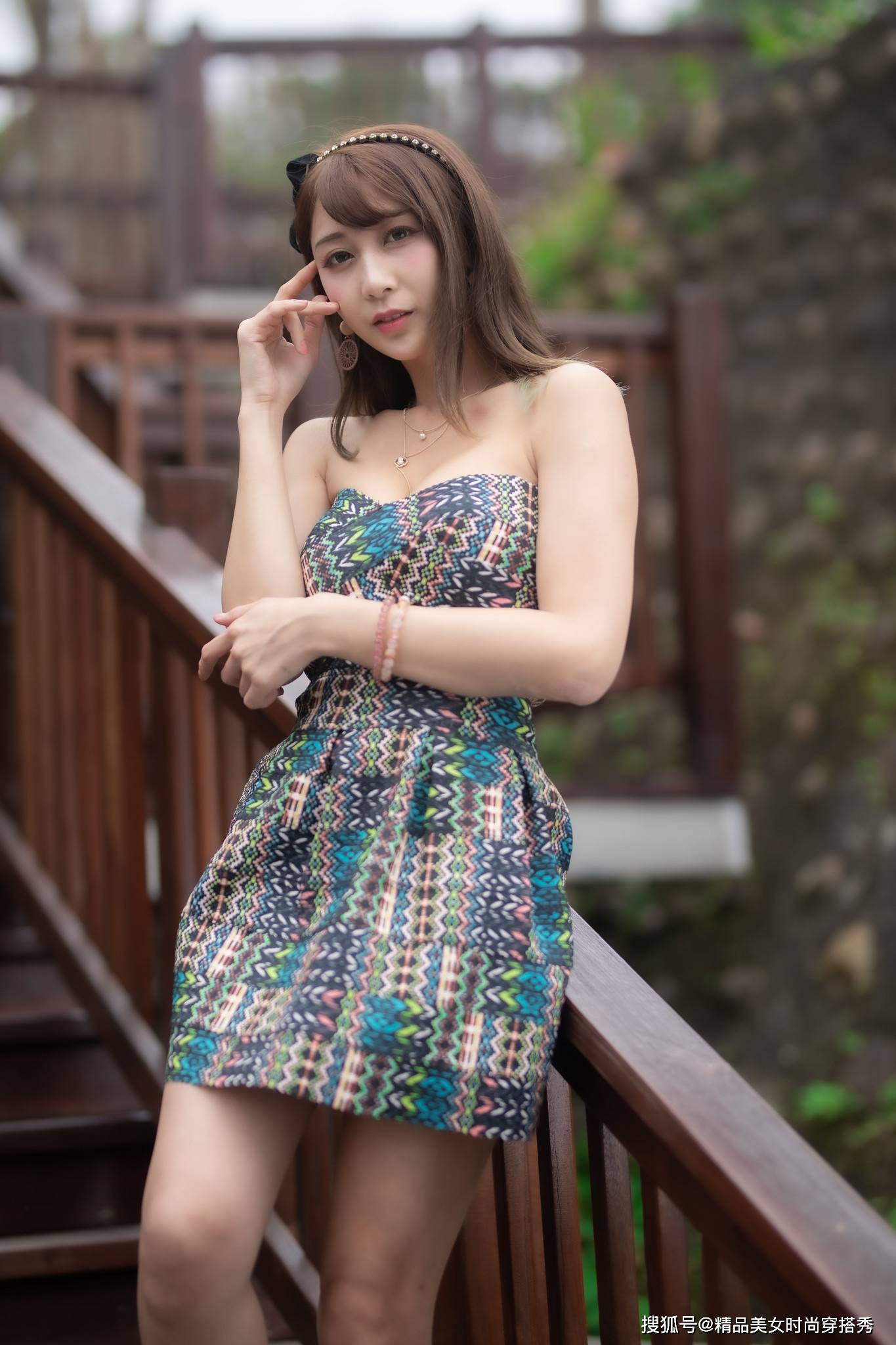 个性|时尚又具有复古美的抹胸连衣裙,搭配一双细跟高跟鞋,吸睛时尚