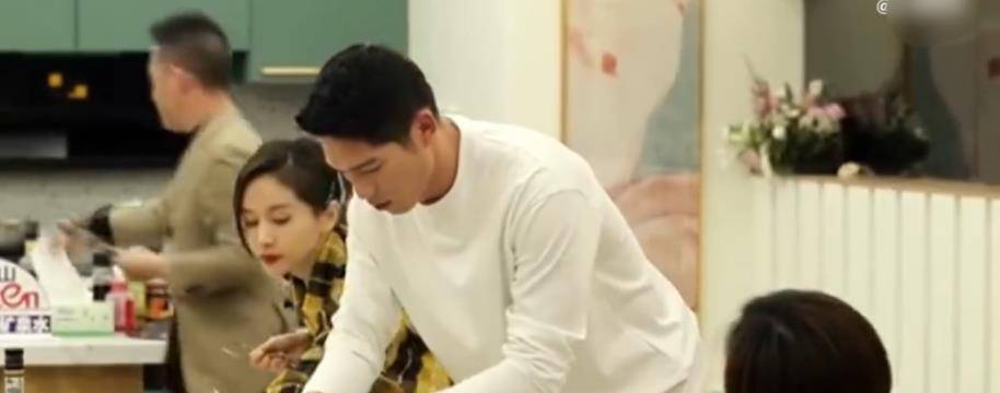 关系|吴永恩对王子文唱情歌，两人当众秀恩爱：我就喜欢只撒盐的牛排